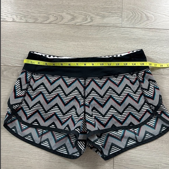 Lululemon SEAWHEEZE 2014 3D Chevron Speed Shorts - Picture 6 of 9